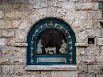 ...notiamo una nicchia protetta dal vetro in cui � custodito un presepe